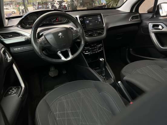 PEUGEOT-208-2015