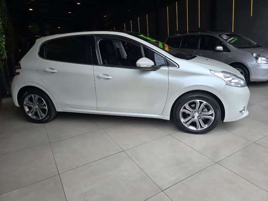 PEUGEOT-208-2015