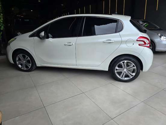 PEUGEOT-208-2015