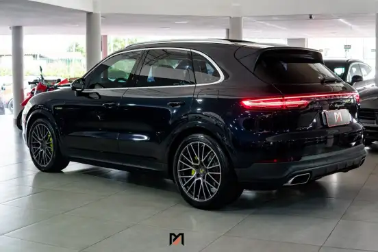 PORSCHE-CAYENNE-2021