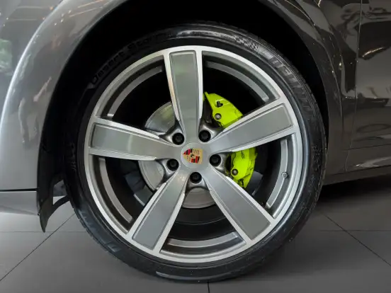 PORSCHE-CAYENNE-2021
