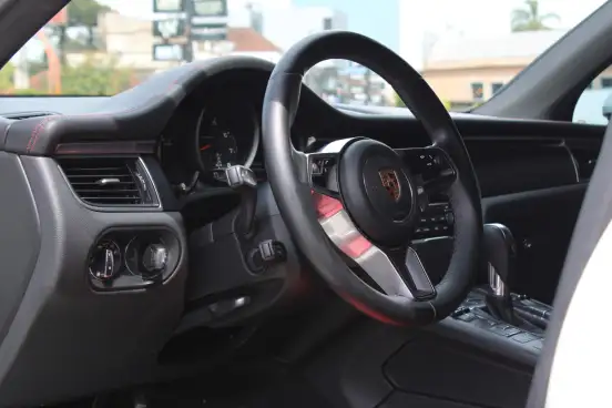 PORSCHE-MACAN-2016