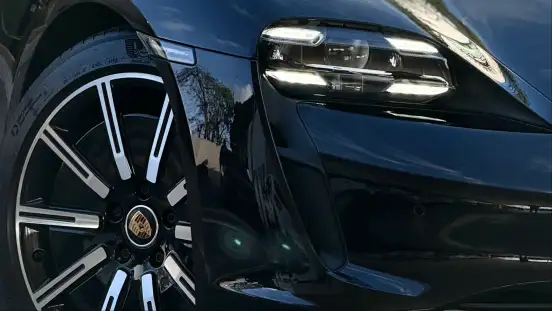 PORSCHE-TAYCAN-2023