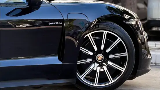 PORSCHE-TAYCAN-2023