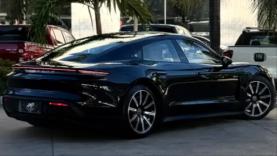 PORSCHE-TAYCAN-2023