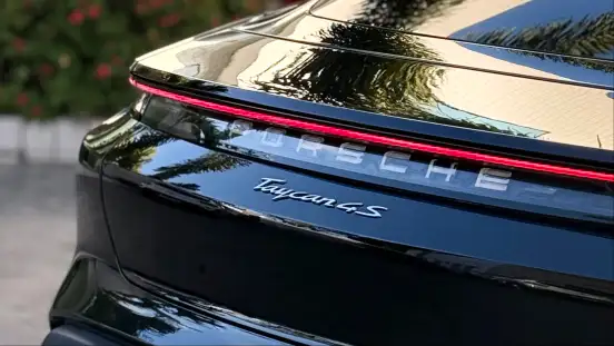 PORSCHE-TAYCAN-2023
