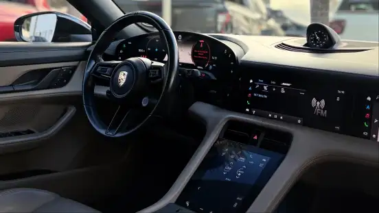 PORSCHE-TAYCAN-2023
