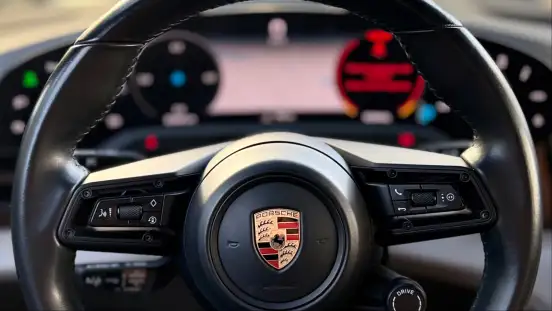 PORSCHE-TAYCAN-2023
