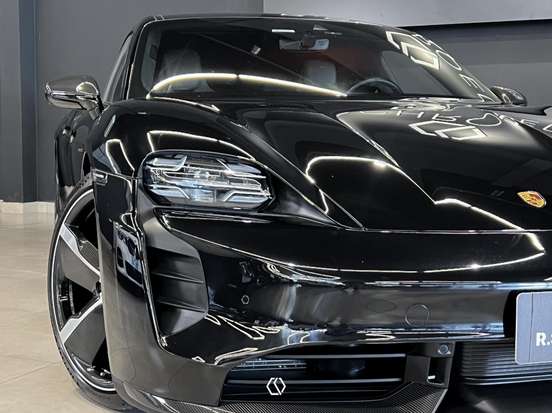 PORSCHE-TAYCAN-2020