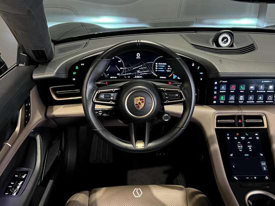 PORSCHE-TAYCAN-2020