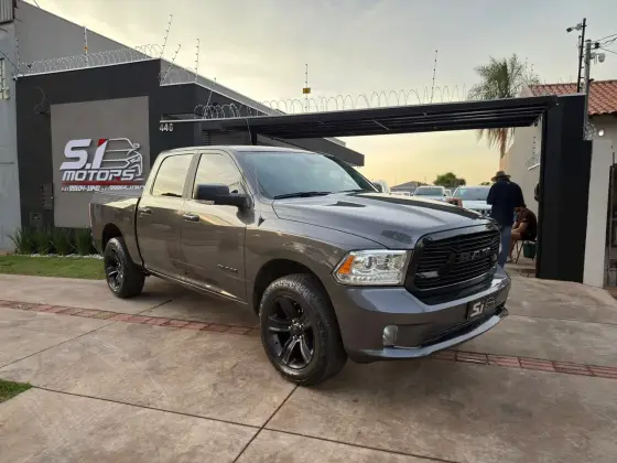 RAM CLASSIC 5.7 V8 GASOLINA LARAMIE NIGHT EDITION CD 4X4 AUTOMÁTICO