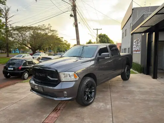 RAM-CLASSIC-5.7 V8 GASOLINA LARAMIE NIGHT EDITION CD 4X4 AUTOMÁTICO RAM-CLASSIC-2023