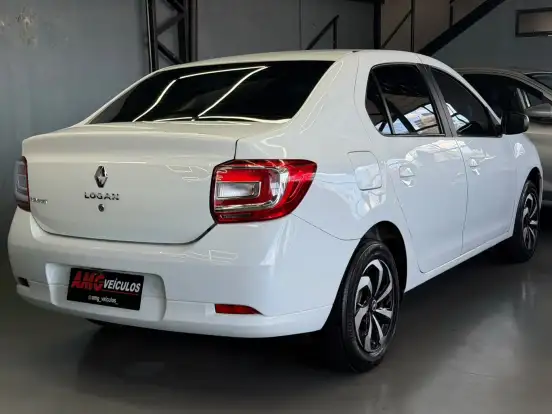 RENAULT-LOGAN-2018