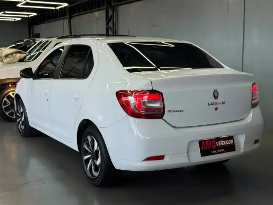 RENAULT-LOGAN-2018