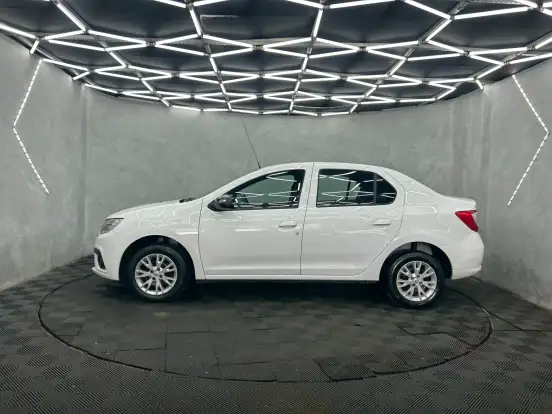 RENAULT-LOGAN-2024