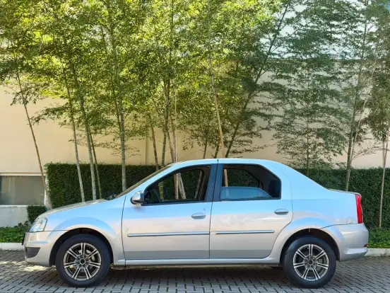 RENAULT-LOGAN-2013