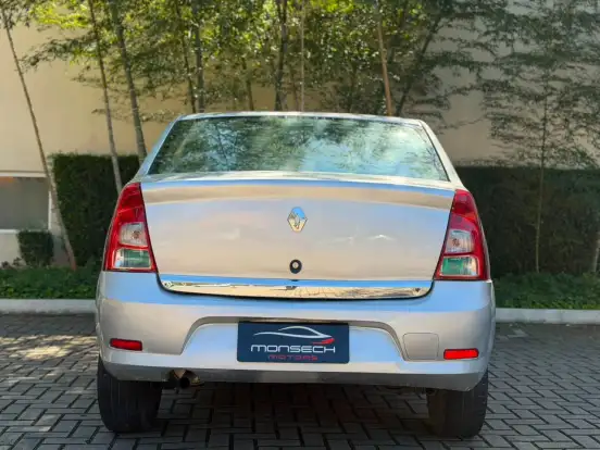 RENAULT-LOGAN-2013