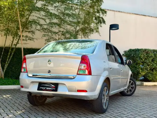 RENAULT-LOGAN-2013