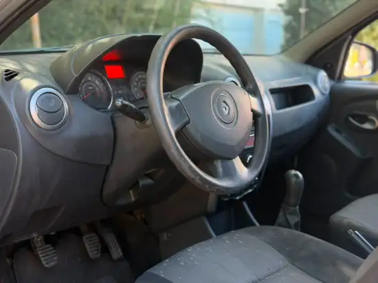 RENAULT-LOGAN-2013