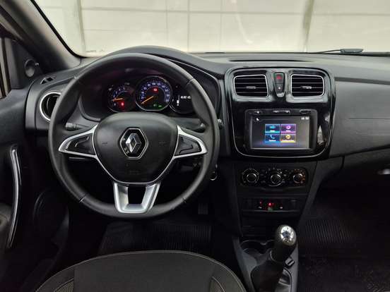 RENAULT-LOGAN-2022