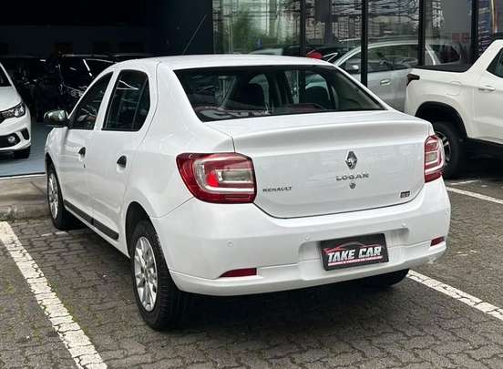 RENAULT-LOGAN-2014