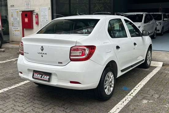 RENAULT-LOGAN-2014