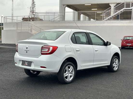 RENAULT-LOGAN-2022