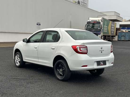 RENAULT-LOGAN-2022
