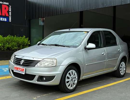 RENAULT-LOGAN-2012