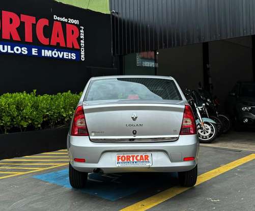 RENAULT-LOGAN-2012