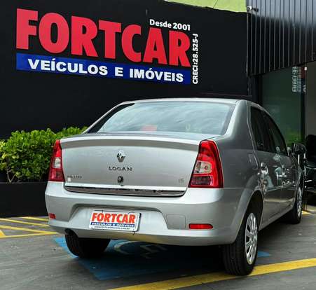 RENAULT-LOGAN-2012