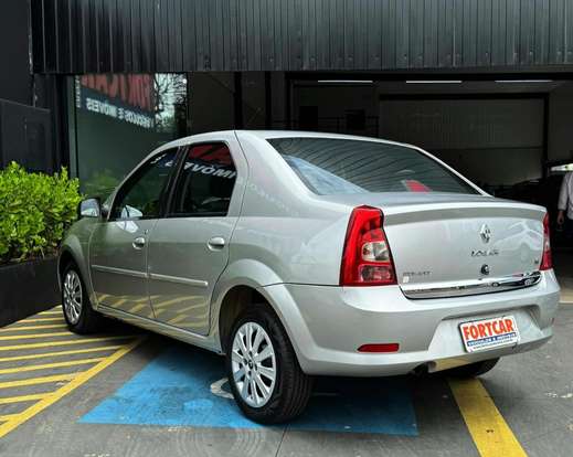 RENAULT-LOGAN-2012