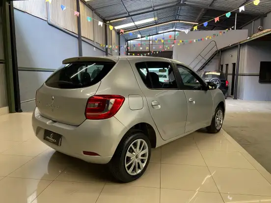 RENAULT-SANDERO-2015