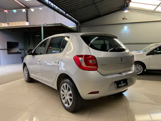 RENAULT-SANDERO-2015