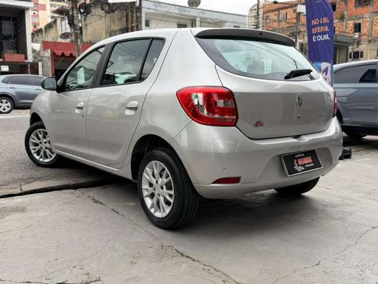 RENAULT-SANDERO-2018