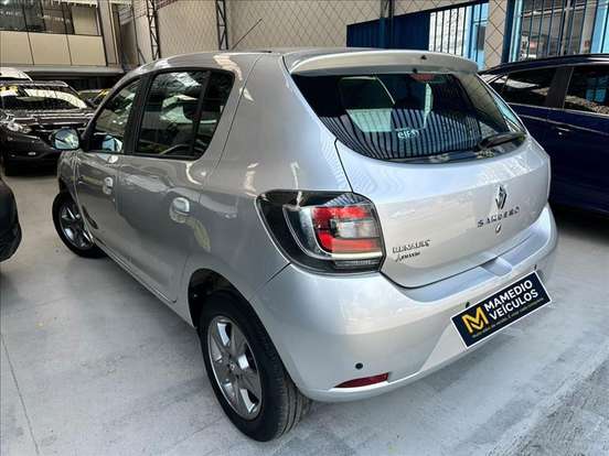 RENAULT-SANDERO-2018