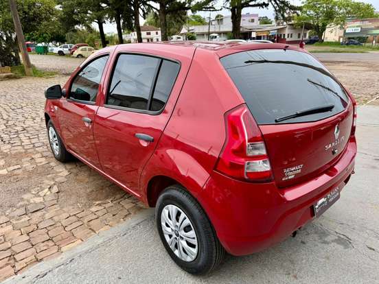 RENAULT-SANDERO-2011