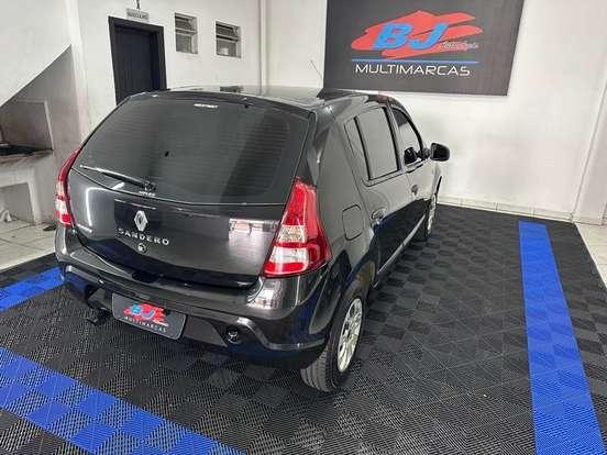 RENAULT-SANDERO-2012