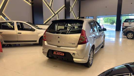RENAULT-SANDERO-2011