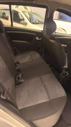 RENAULT-SANDERO-2011