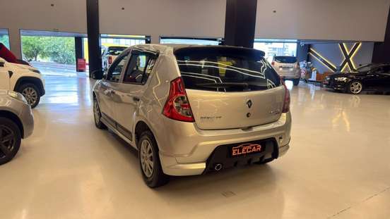 RENAULT-SANDERO-2011