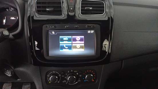 RENAULT-SANDERO-2021