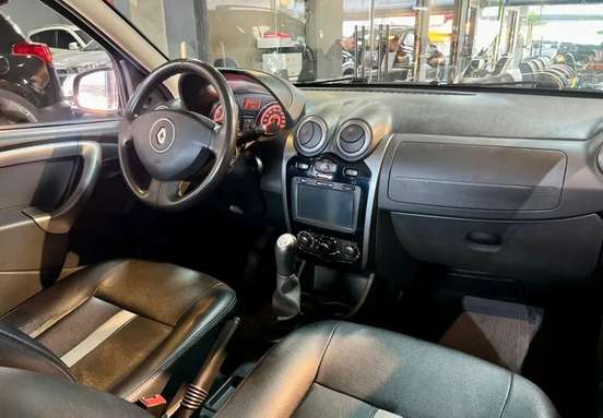 RENAULT-SANDERO-2013
