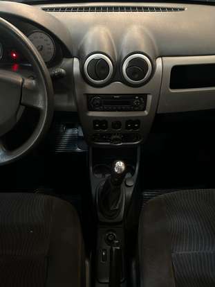 RENAULT-SANDERO-2011