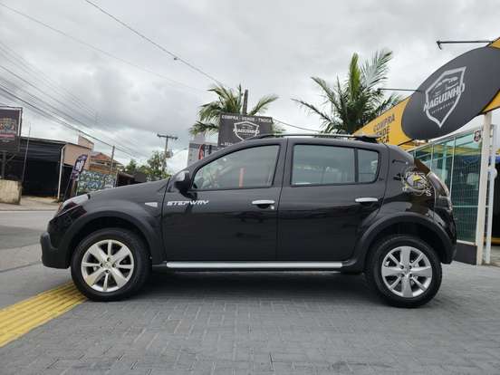 RENAULT-SANDERO-2012