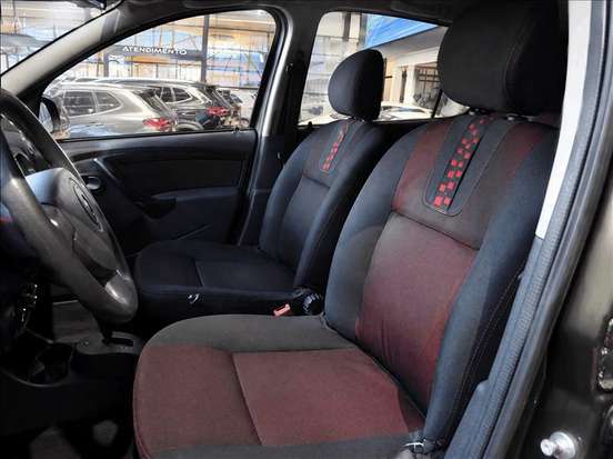 RENAULT-SANDERO-2012