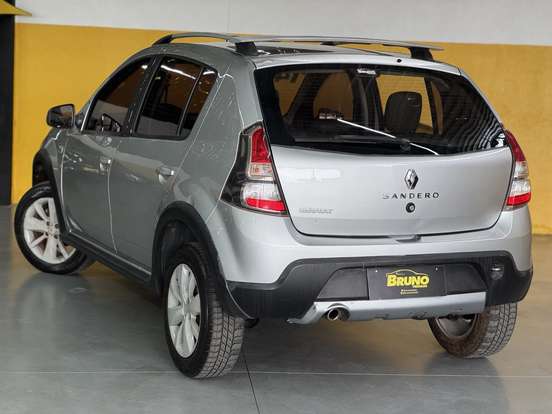 RENAULT-SANDERO-2013
