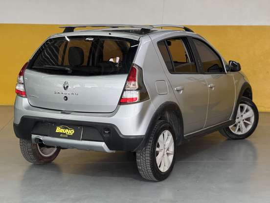 RENAULT-SANDERO-2013