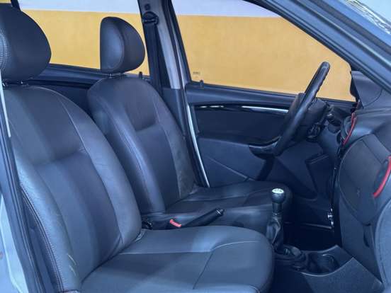 RENAULT-SANDERO-2013