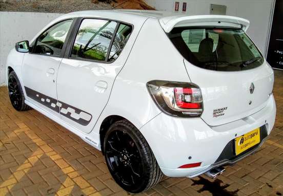 RENAULT-SANDERO-2015